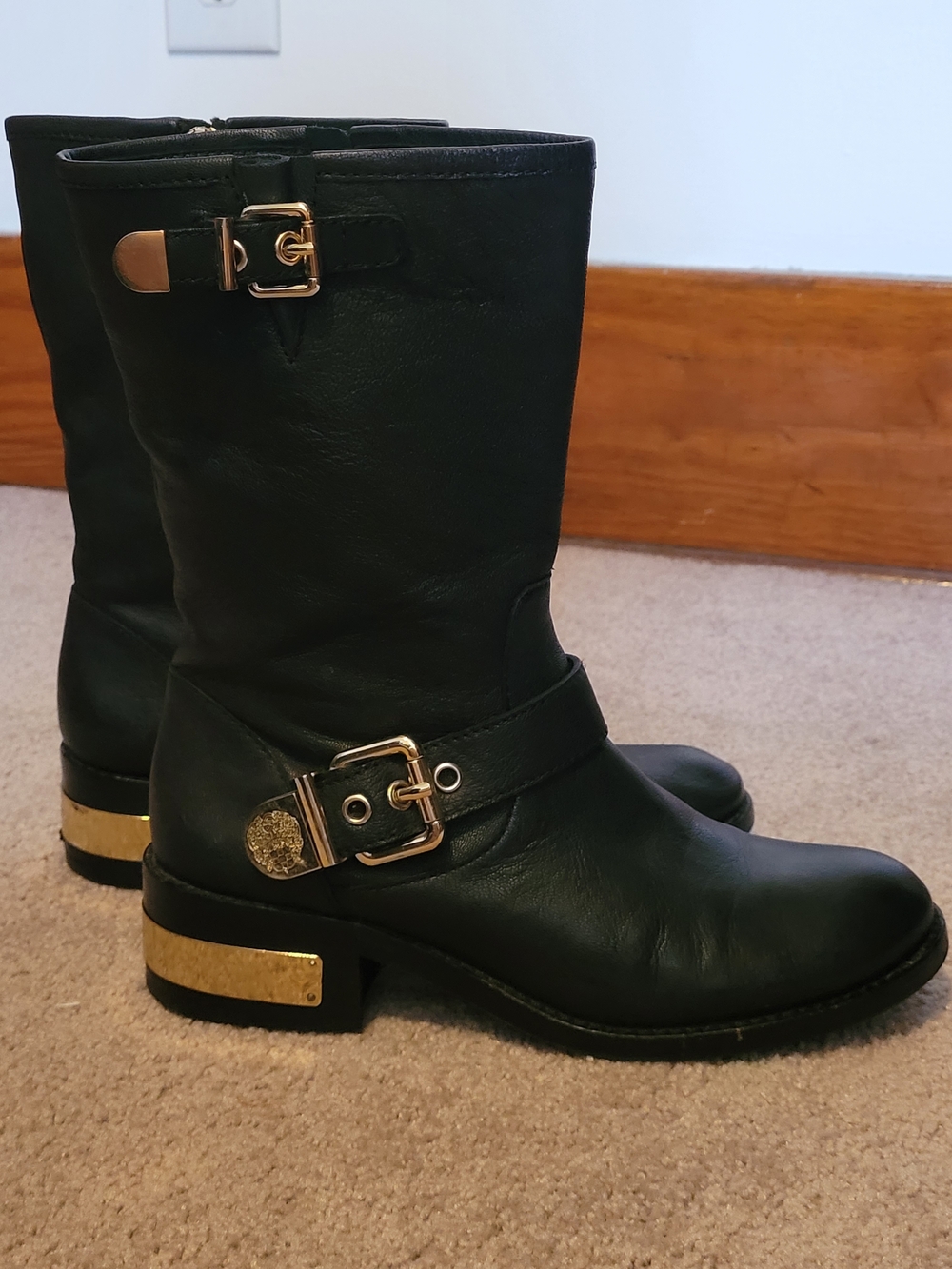 Vince Camuto Winchell Black  Leather Moto Boots Buckle Crest Heel Plate Biker